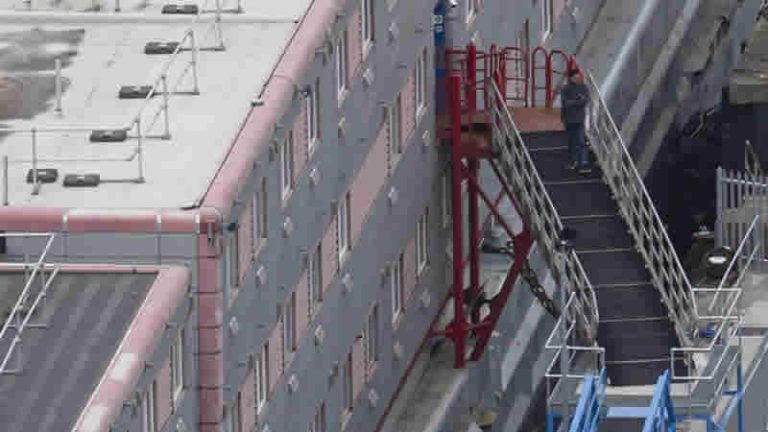 İngiltere’de muhalefet ve iktidar temsilcileri hükümetin göçmen politikasını eleştirdi