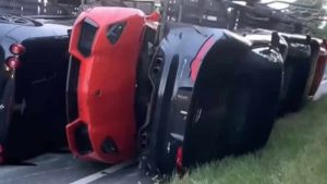 İngiltere’de tır devrildi, milyonlarca dolar değerindeki otomobiller yola savruldu