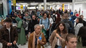 İngiltere’de ‘uçuş kaosu sürecek’ açıklaması