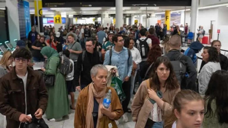 İngiltere’de ‘uçuş kaosu sürecek’ açıklaması
