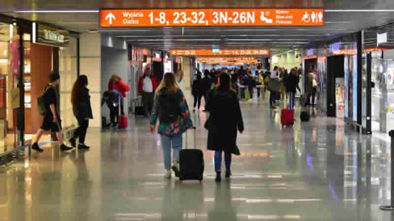 İngiltereden sonra Polonya Havalimanında kaos