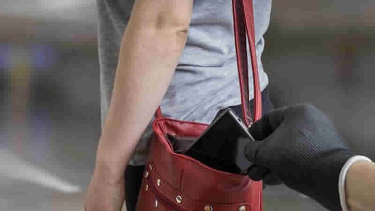 Londra Polisi 40 Bin Telefon Çalan Kaçakçılık Şebekesini Çökertti