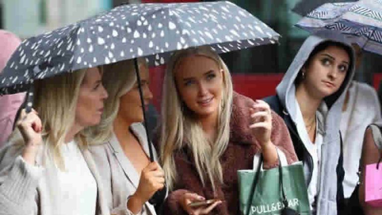 Yağışlı hava giysi satışlarını olumsuz etkiledi