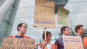Britanya’da uzman ve pratisyen hekimler aynı anda greve gidiyor