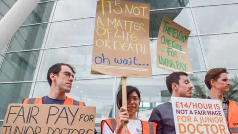 Britanya’da uzman ve pratisyen hekimler aynı anda greve gidiyor