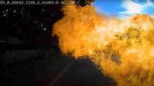 Cambridge’te otomobile çarpan motosiklet alev topuna döndü