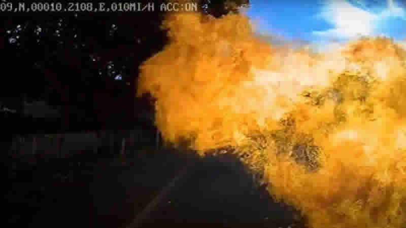 Cambridge’te otomobile çarpan motosiklet alev topuna döndü