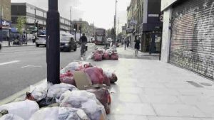 Doğu Londra’daki grev sokakları çöp yığınına çevirdi