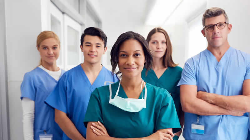 İngiltere sağlık çalışanları için 27 renkli önlüklü ulusal üniformayı tanıttı