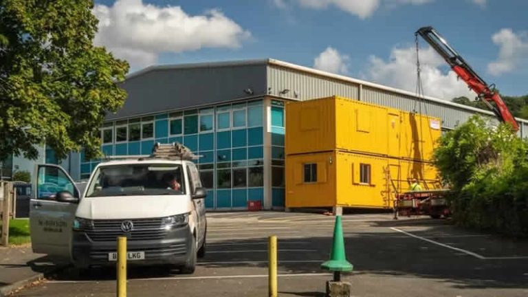 İngiltere’de 100’den fazla okul binası çökme tehlikesi nedeniyle kapatıldı