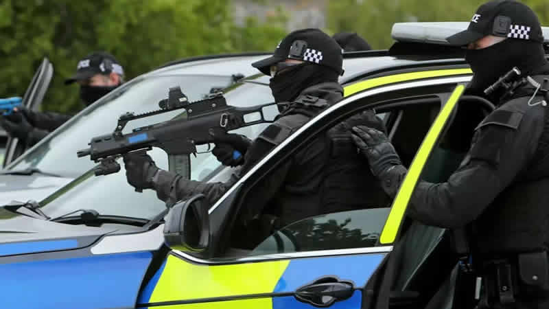 İngiltere’de 100’den fazla silahlı polis görevden çekildi: Asker yardım teklif etti