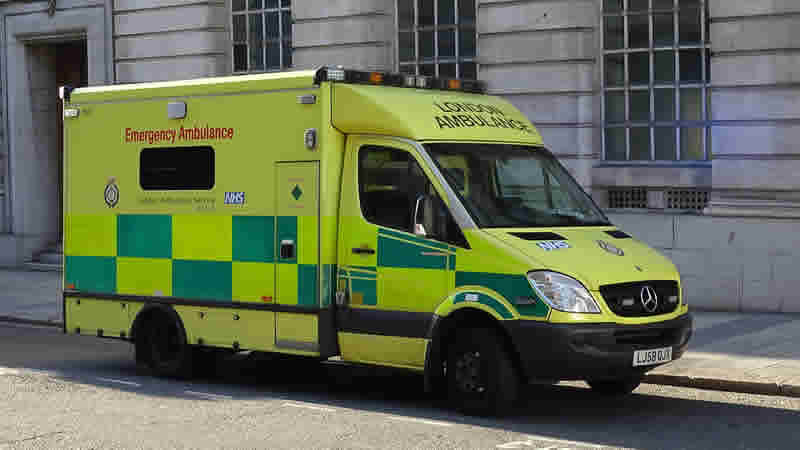 İngiltere’de bir hasta  3 gün ambulans bekledi