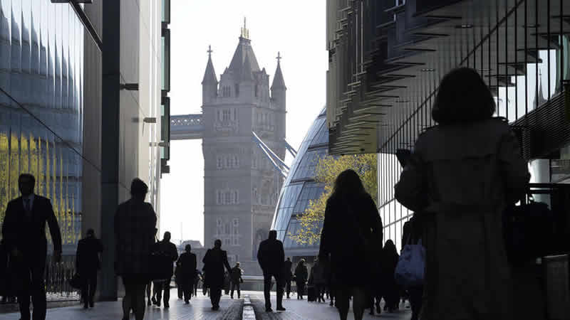 İngiltere’de ekonomik faaliyet, 32 ayın en düşük seviyesine indi