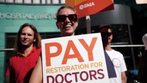 İngiltere’de uzman ve pratisyen hekimler aynı anda gireve gidiyor