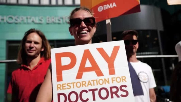 İngiltere’de uzman ve pratisyen hekimler aynı anda gireve gidiyor