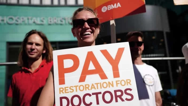 İngiltere’de uzman ve pratisyen hekimler aynı anda gireve gidiyor