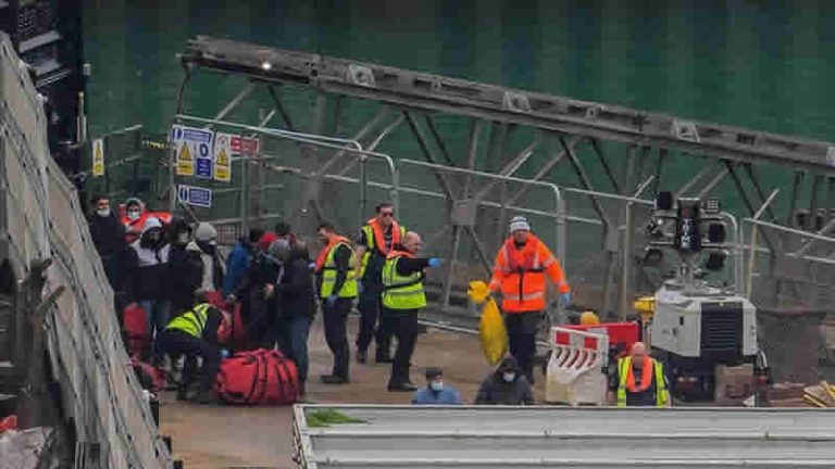 İngiltere’ye bir günde 872 göçmen giriş yaptı