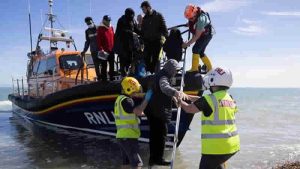 Keir Starmer: “İnsan kaçakçılığı terörizmle eşit muamele görmeli”