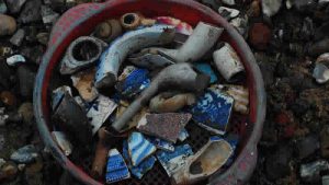 Londra’da Thames Nehri yatağındaki çamurdan antika toplama geleneği: “Mudlarking”