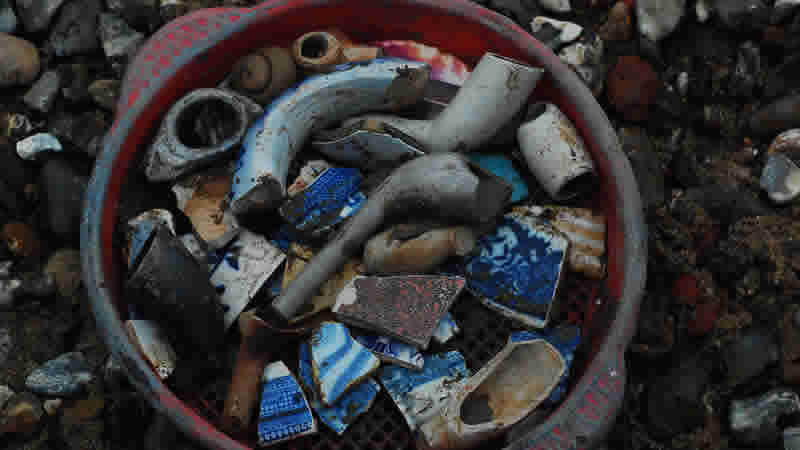 Londra’da Thames Nehri yatağındaki çamurdan antika toplama geleneği: “Mudlarking”