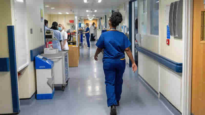 Londra’daki Bir Hastanede 200 hastanın Koridorlarda Tedavi Edildiği Ortaya Çıktı