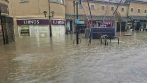 İngiltere’de Ciarán Fırtınası nedeniyle sel uyarısı