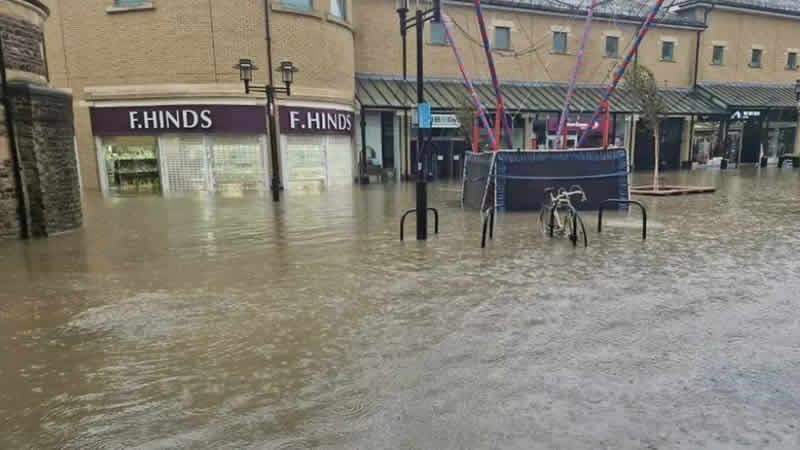 İngiltere’de Ciarán Fırtınası nedeniyle sel uyarısı