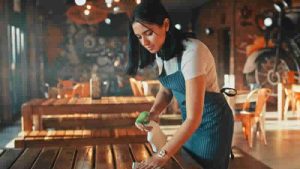 İngiltere’de saatlik asgari ücret 11 sterline çıkıyor