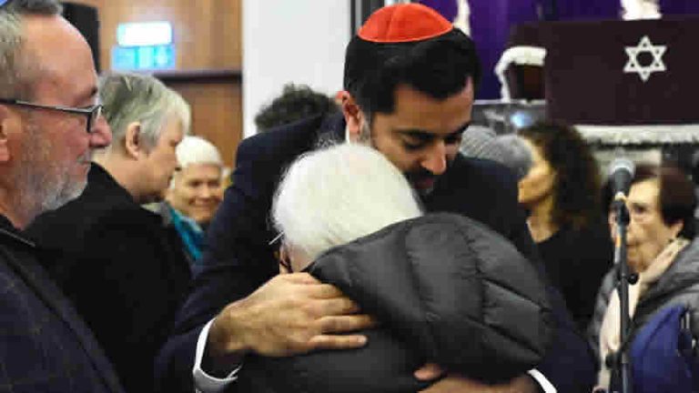 İskoçya Başbakanı sinagogda hem Gazze´deki ailesi hem de Hamas kurbanları için dua etti