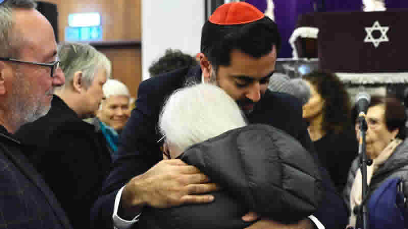 İskoçya Başbakanı sinagogda hem Gazze´deki ailesi hem de Hamas kurbanları için dua etti