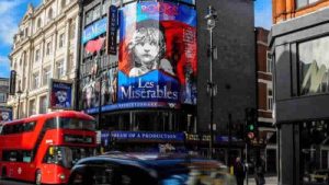 Londra’da iklim eylemcileri Les Misérables müzikalini protesto etti