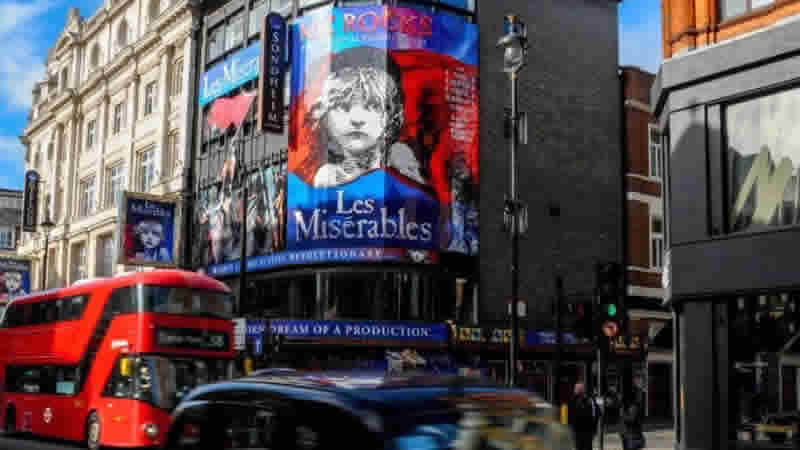 Londra’da iklim eylemcileri Les Misérables müzikalini protesto etti