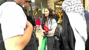 Londra’da Filistin bayrağı taşıyan kadına saldırı