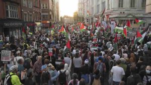 Londra’da binlerce kişi Filistin’e destek için toplandı