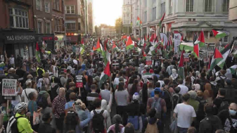 Londra’da binlerce kişi Filistin’e destek için toplandı