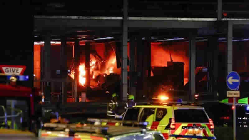 Luton Havalimanı’nın otoparkındaki yangın korkuttu