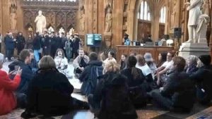 İngiltere Parlamentosu’nda Gazze’de ateşkes çağrısıyla oturma eylemi