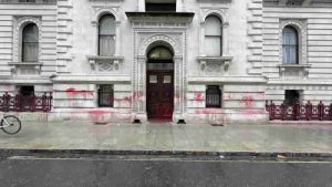 İngiltere’de Dışişleri Bakanlığı binasına kırmızı boyalı protesto