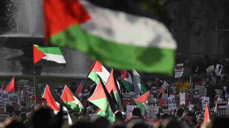 Filistin destekçileri İngiltere İçişleri Bakanı’na rağmen yürüyecek