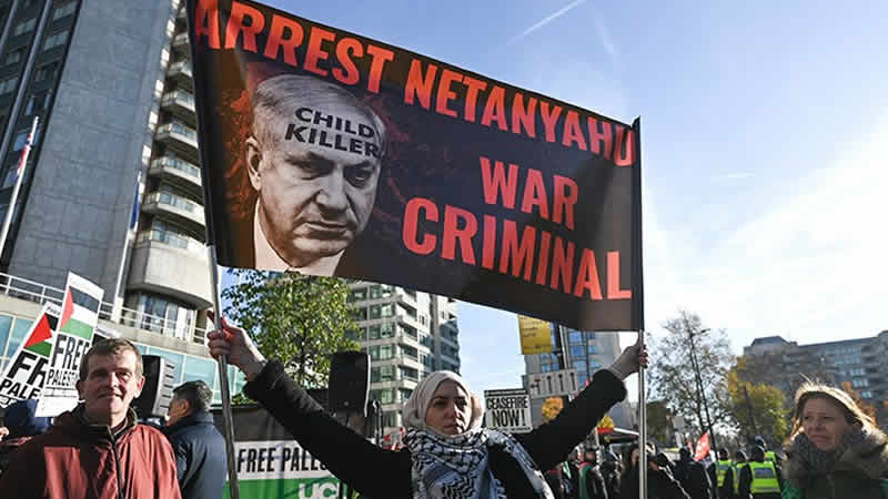 İngiltere’de on binlerce kişi Filistin’i desteklemek için 7. kez sokaklara çıktı