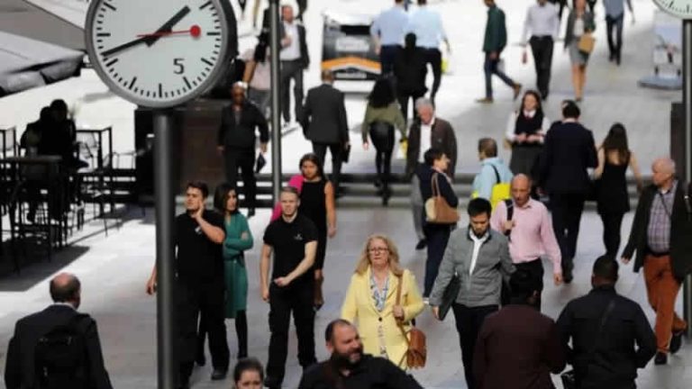 İngiltere’de temkinli tüketiciler harcamaları durduruyor