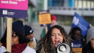 İngiltere’deki hemşirelerden doktorlara yapılan maaş teklifine tepki