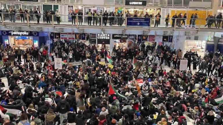 Londra’daki Liverpool tren istasyonunda Gazze’de ateşkes için oturma eylemi