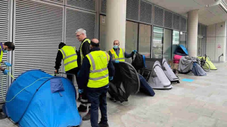 Londra Polisi’nin operasyonuyla evsizlerin çadırları yıkıldı