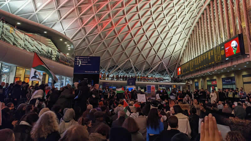 Londra’daki King’s Cross tren istasyonunda oturma eylemi