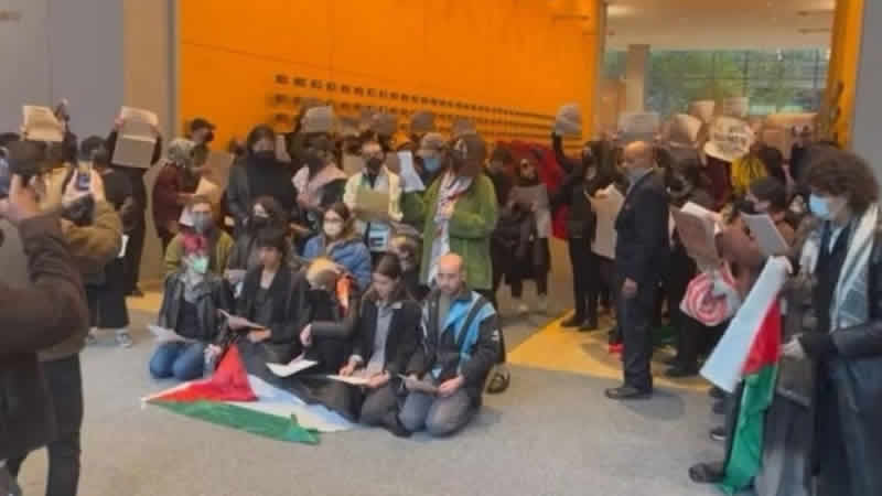 Medya çalışanları, New York Times’ın genel merkezinde oturma eylemi yaptı