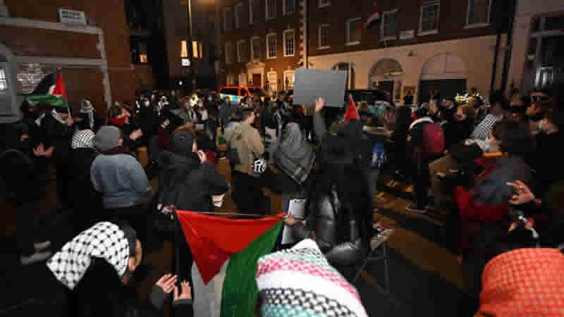 Mısır’ın Londra Büyükelçiliği önünde “Refah Sınır Kapısı’nı açın” çağrısı