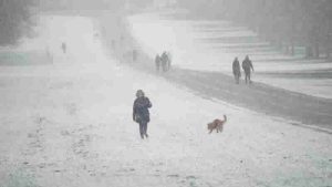 Soğuk havanın etkisi altına giren İngiltere kara hazırlanıyor