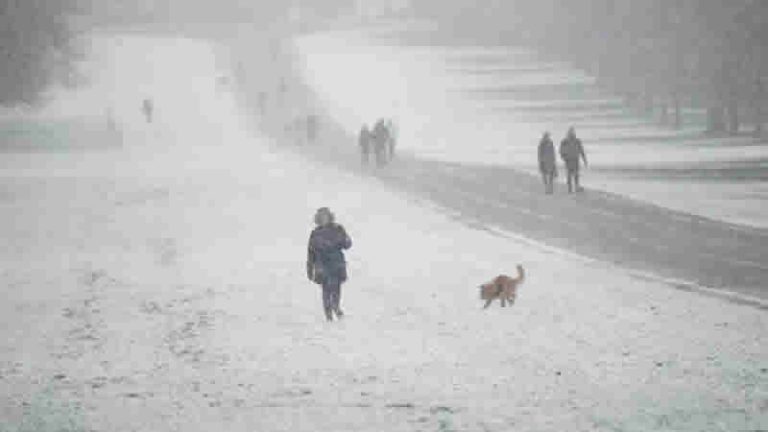 Soğuk havanın etkisi altına giren İngiltere kara hazırlanıyor