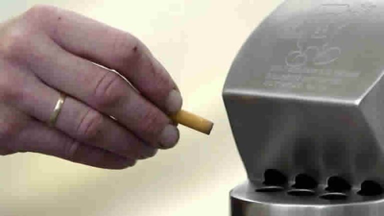 Yeni Zelanda, gelecek jenerasyonlara sigarayı yasaklayan yasadan vazgeçiyor